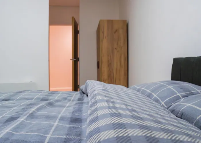 Stunning Modern 3 Bed, 2 Bedroom Apartment - Secure Parking - Close To Manchester City Centre And Old Trafford