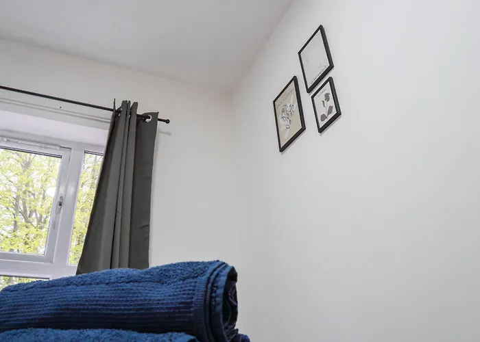 Stunning Modern 3 Bed, 2 Bedroom Apartment - Secure Parking - Close To Manchester City Centre And Old Trafford