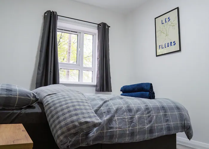 Stunning Modern 3 Bed, 2 Bedroom Apartment - Secure Parking - Close To Manchester City Centre And Old Trafford